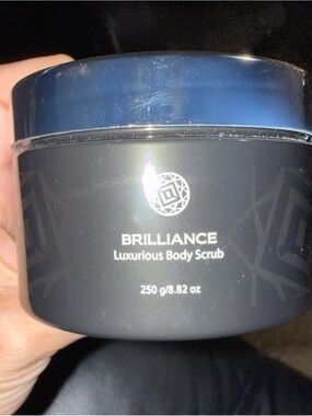 the Forever Flawless Brilliance Luxurious Body Scrub (250 g / 8.82 oz)